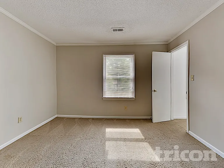 2820 Royal Ridge Ln — Photo 7
