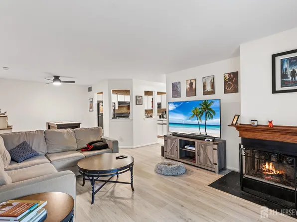 907 Meadow Ct, Helmetta, NJ 08828
