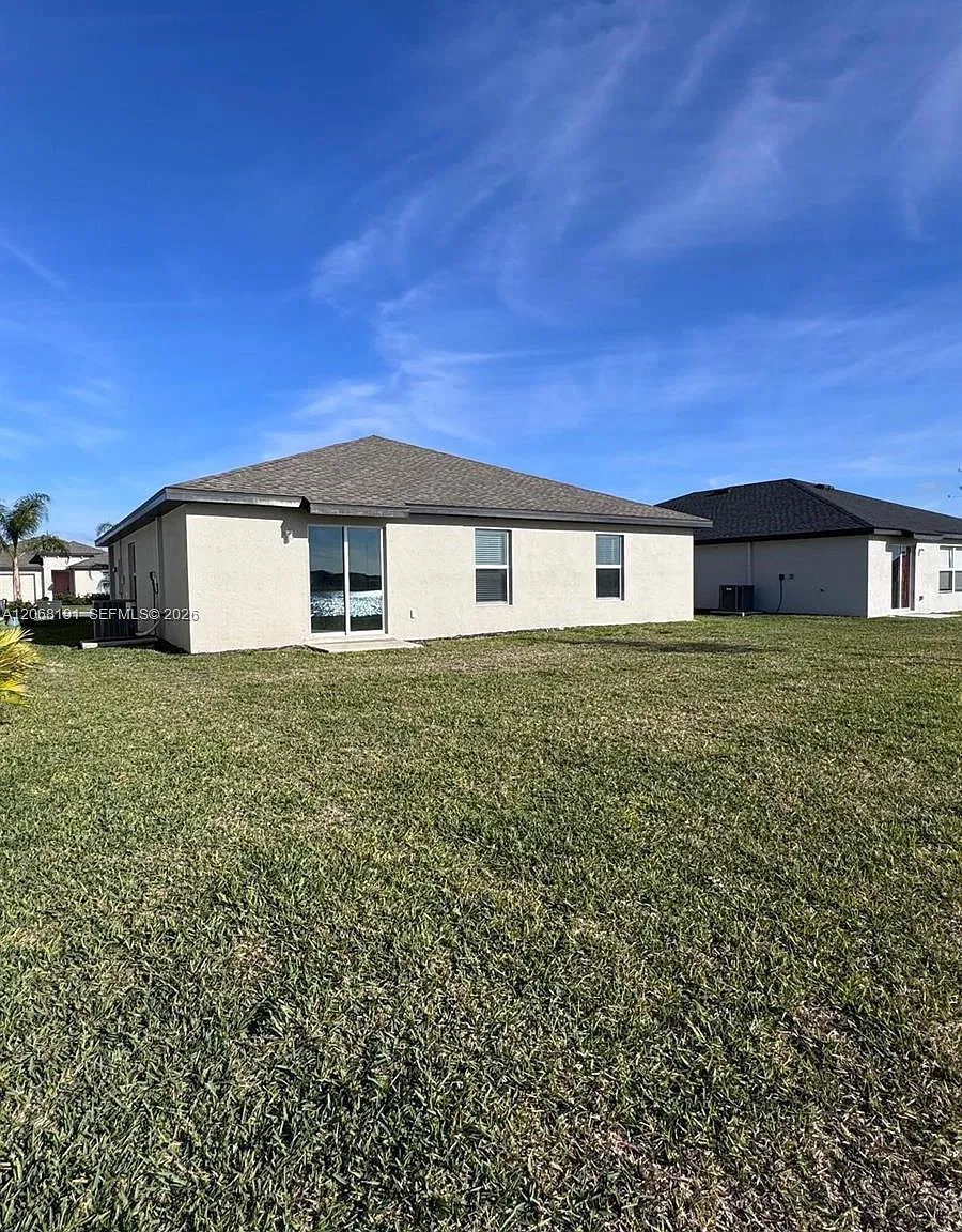 4 bed, 2.0 bath, 1812 sqft, $2,000 — Photo 2