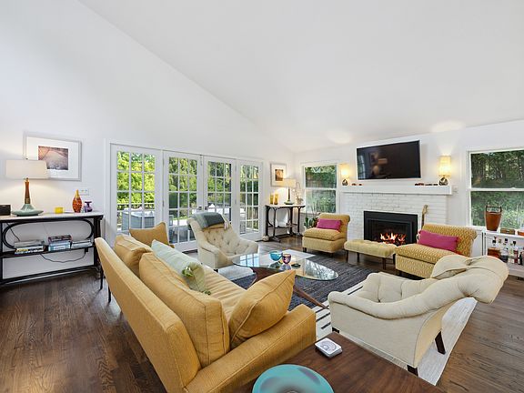 2nd image of 20 Greenway Dr
