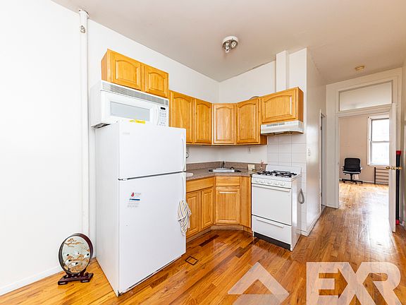 3rd image of 241 Irving Ave #4R