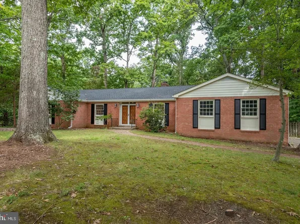 3241 Riverview Dr, Triangle, VA 22172