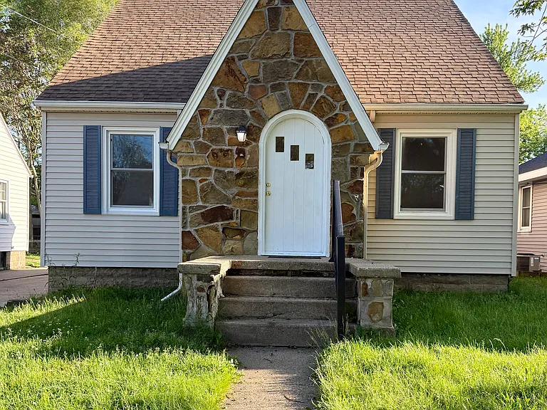 254 Eldred St — Photo 1