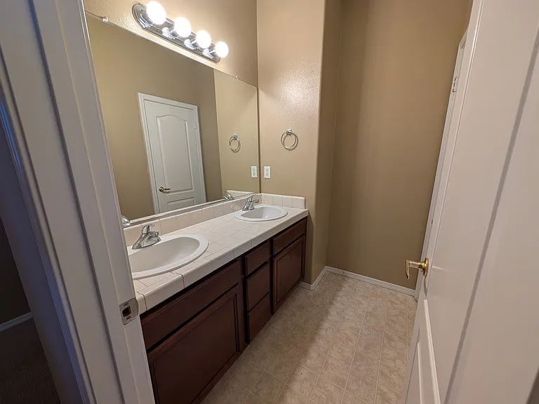 753 W Bordeaux Ln — Photo 22