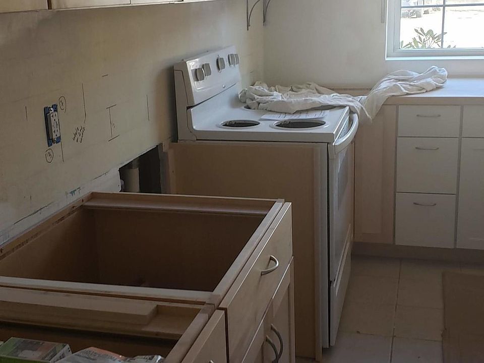 2nd image of 10 Colonial Village Dr APT 4