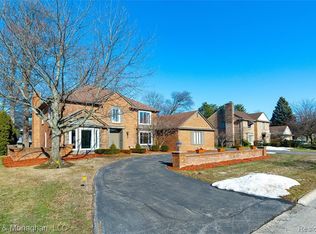 32 Fordcroft St, Grosse Pointe Shores, MI 48236