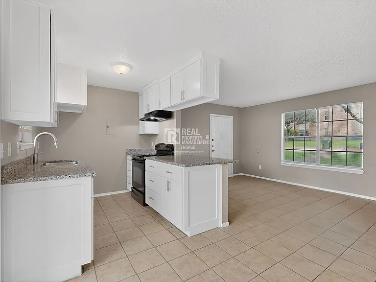 8024 Cambridge Cir — Photo 10