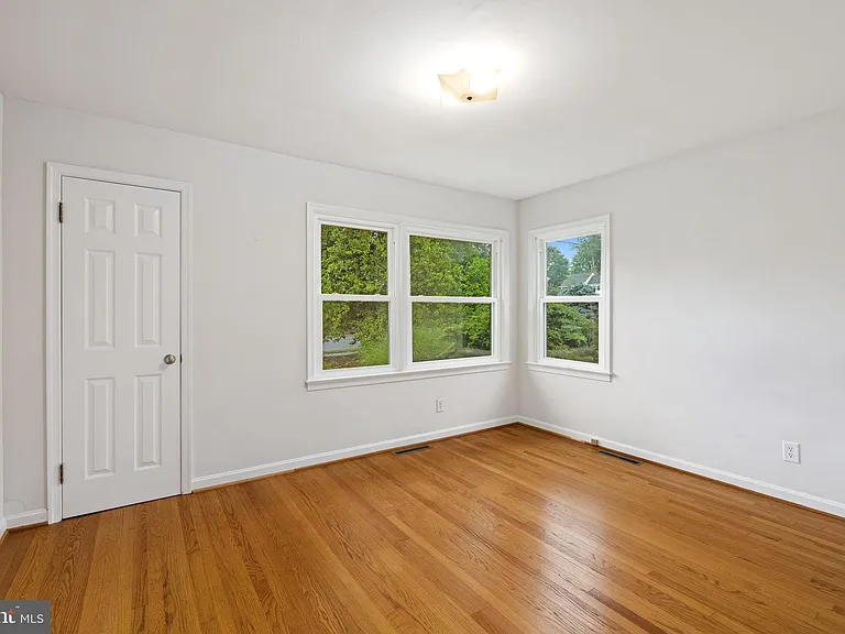 1312 Stafford Ave — Photo 7