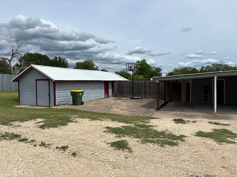 413 N Pecan St — Photo 26
