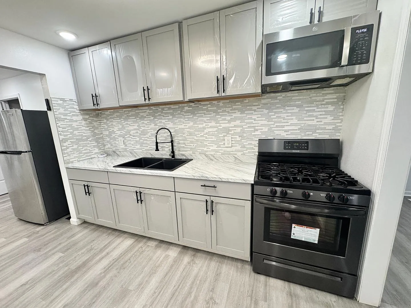 3 bed, 1.0 bath, 929 sqft, $1,300 — Photo 3