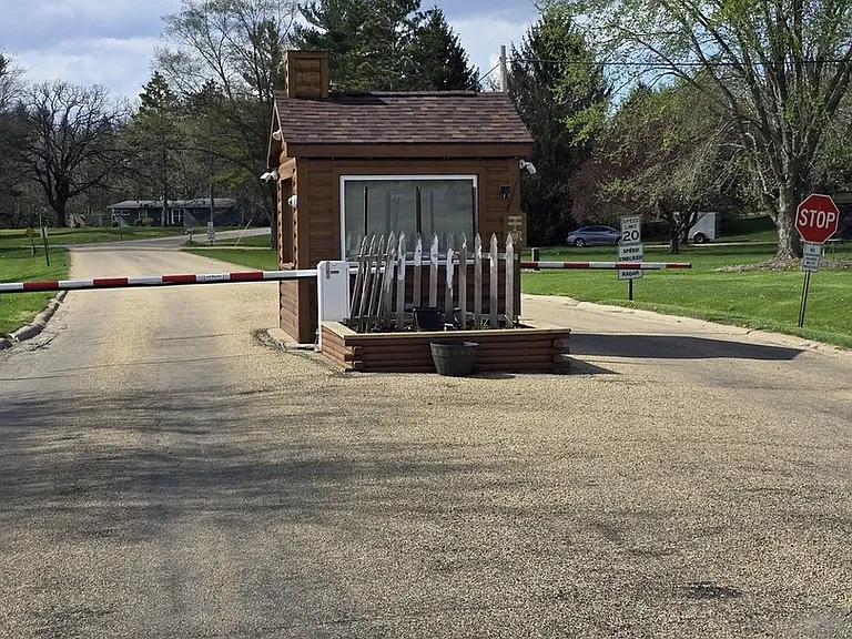 211 Maple Ln — Photo 2