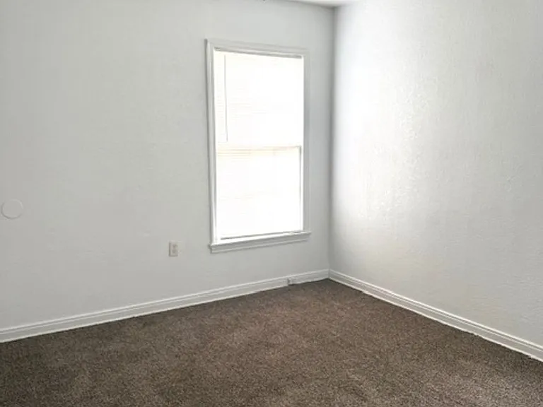 2621 Windsor Ave — Photo 6