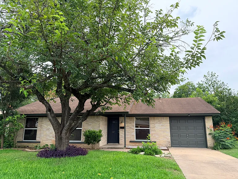 407 Heartwood Dr — Photo 1