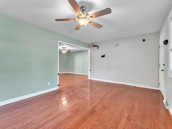 3rd image of 2601 E Lee Rd