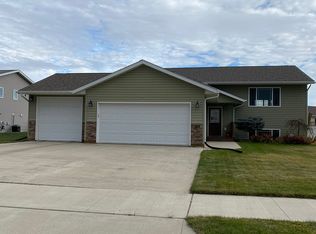 1817 26th St SW, Minot, ND 58701