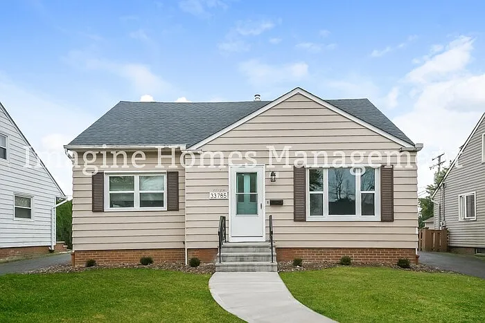 4 bed, 2.0 bath, 1251 sqft, $2,395 — Photo 1
