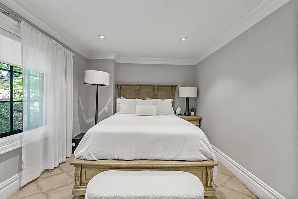 Sold by PRENDAMANO REAL ESTATE | media 35