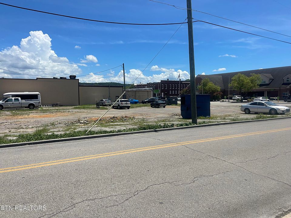 2nd image of Oak St