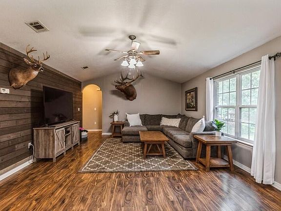 5th image of 203 Rosewood Ave