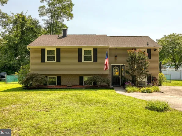 263 10th St, Pasadena, MD 21122
