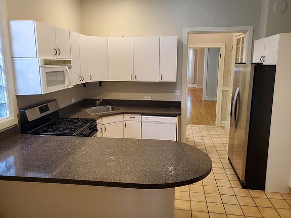 4th image of 1126 W Oakdale Ave #1