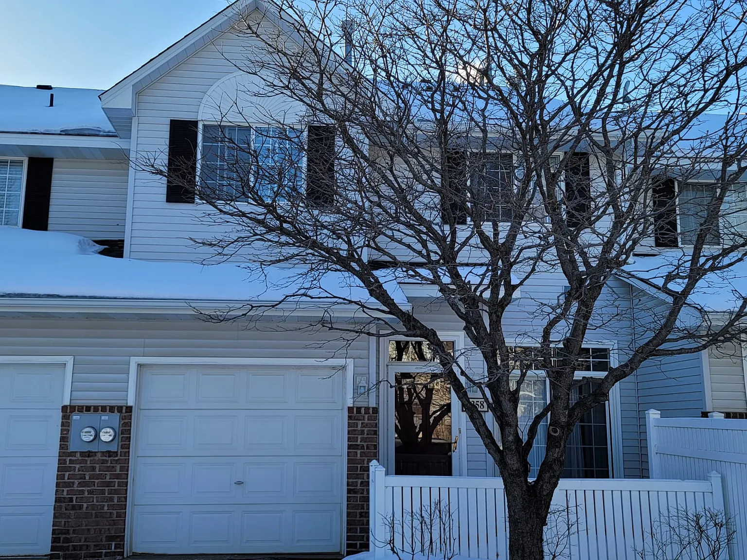 Cozy Townhome with Fireplace | 2BR in Eden Prairie — Photo 2