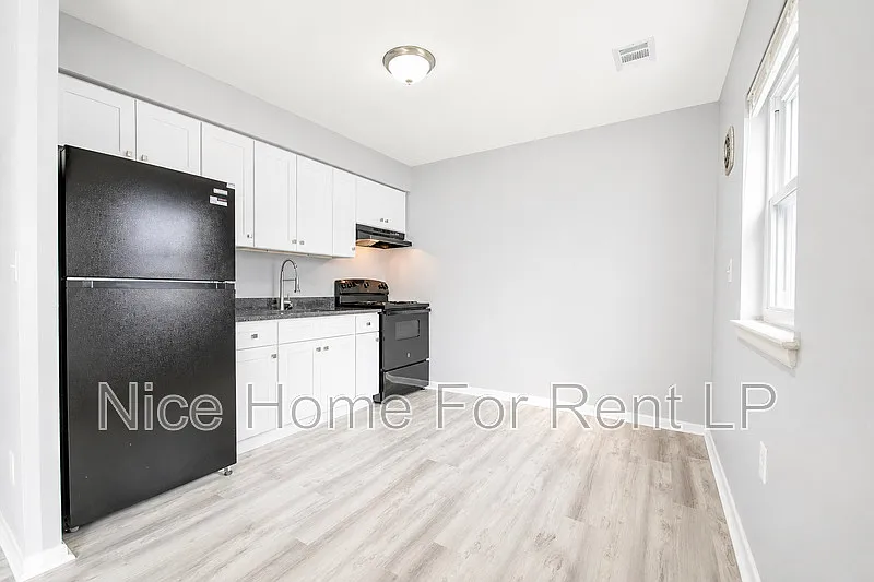 1 bed, 1.0 bath, $1,300 — Photo 3