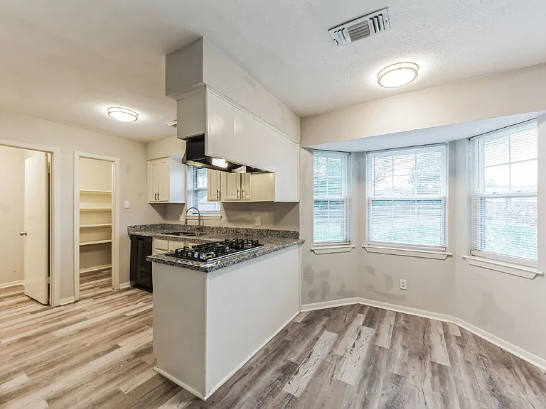 700 Meadowglen Dr — Photo 13