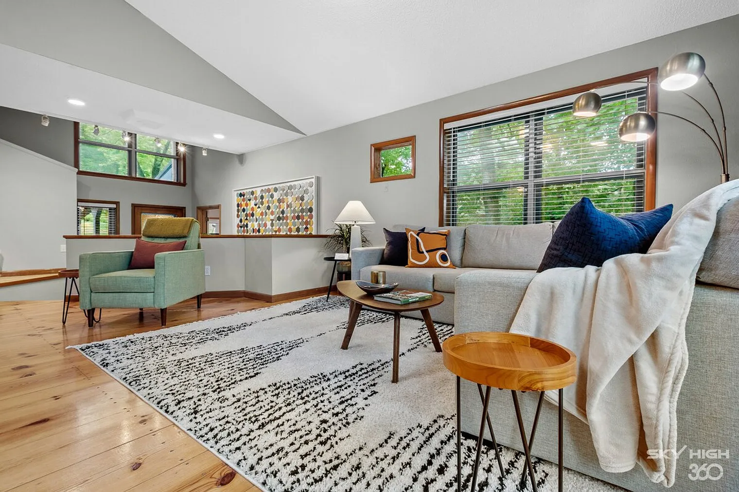 3 bed, 3.0 bath, 2572 sqft, $5,341 — Photo 4