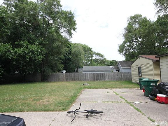 3rd image of 327 Abbie St SE