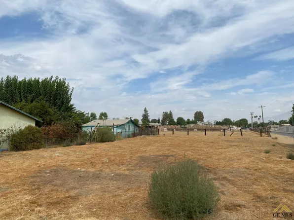 10431 San Fernando St, Lamont, CA 93241