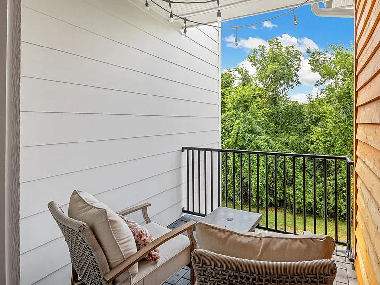 527 Vernon Cir — Photo 16