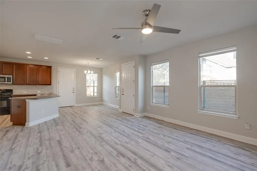 3 bed, 2.5 bath, 1410 sqft, $1,900 — Photo 3