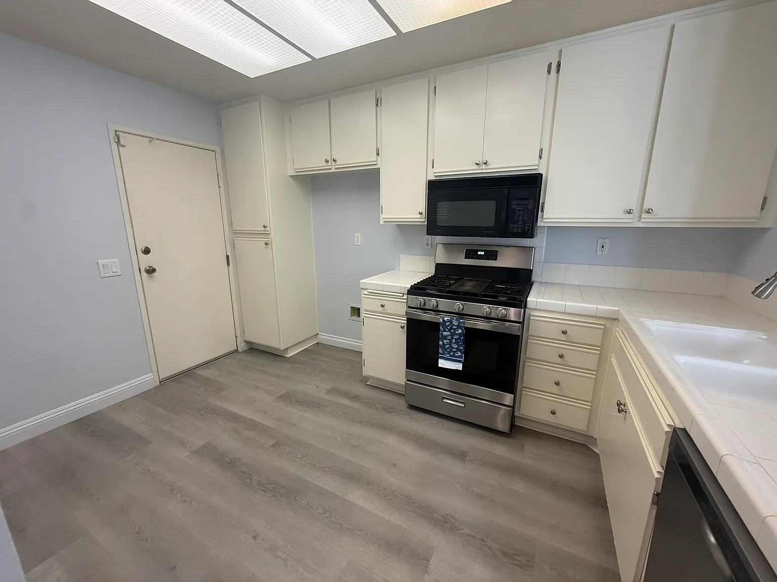 2 bed, 2.5 bath, 1083 sqft, $3,000 — Photo 4