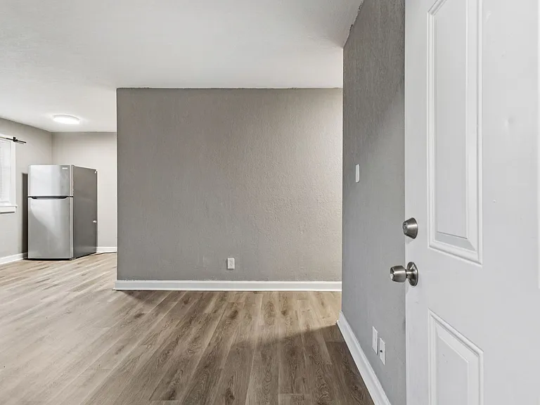 2500 Leo St — Photo 2