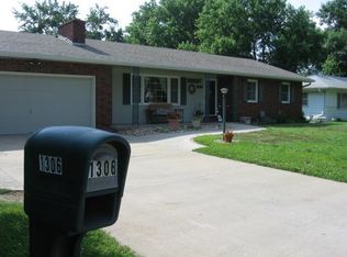 1306 Midyett Rd, Saint Joseph, MO 64506