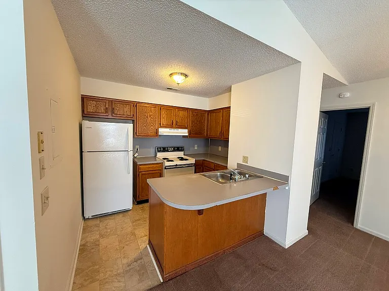 104 W Victoria Ct #F — Photo 5