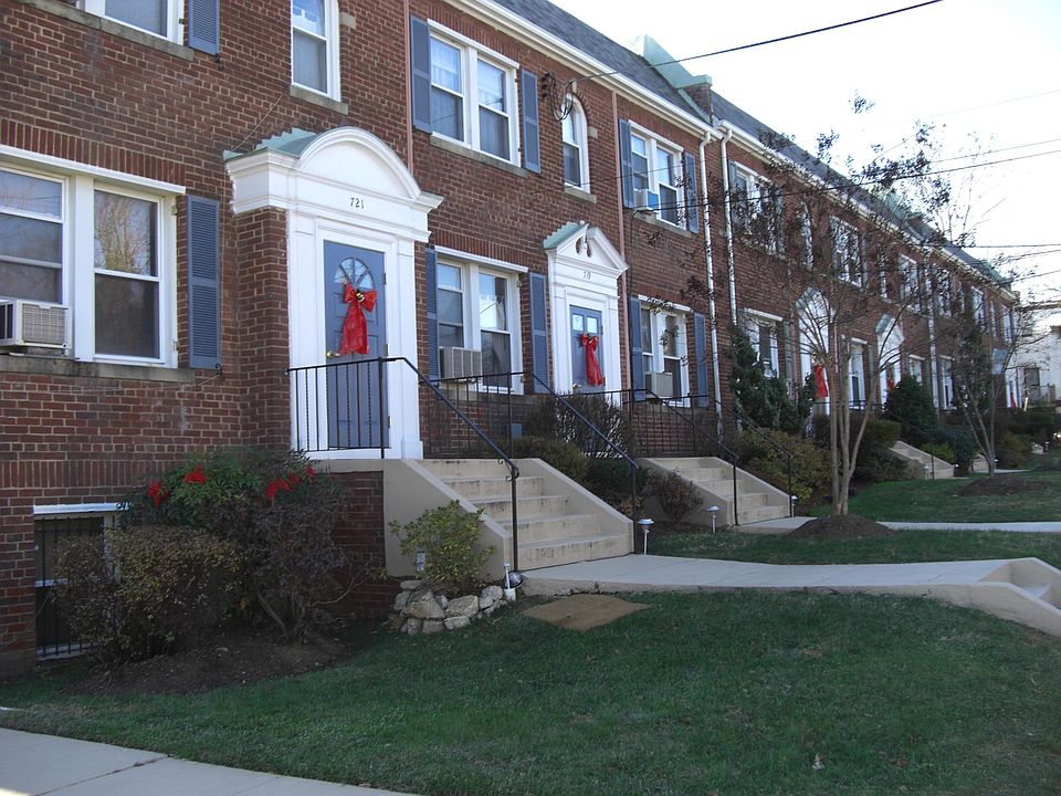 Front of Hamlin Street Coop