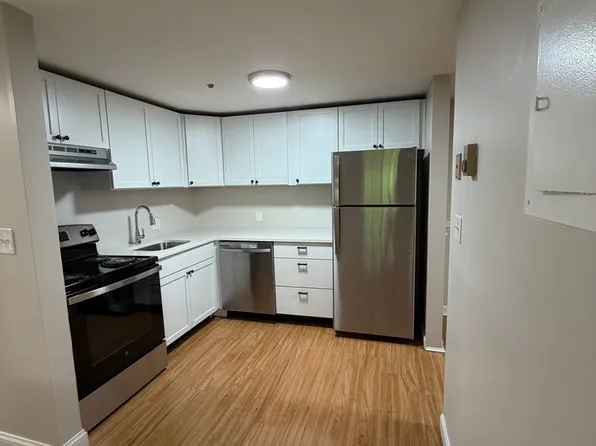Derry Village Green, 26 S Main St APT 3, Derry, NH 03038