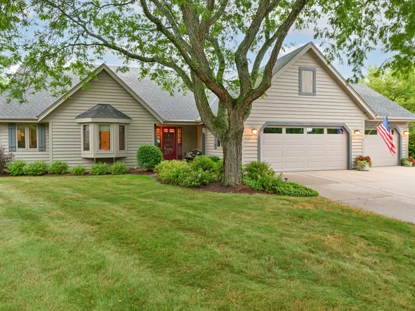 2203 Napa Trl, Waukesha, WI 53188