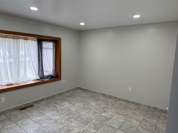 5th image of 21042 Annapolis St