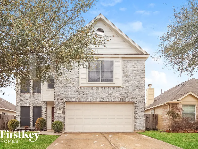 7223 Foxcrest Ln — Photo 1
