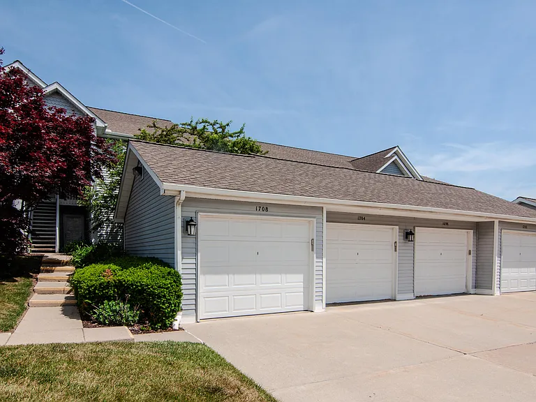 1704 Weatherstone Dr — Photo 2