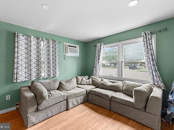 5th image of 824 Springfield Cir