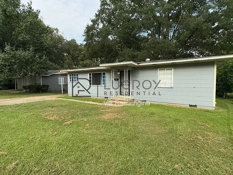 3030 Oak Forest Dr — Photo 2