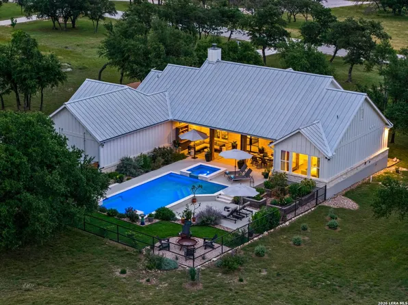 2009 Axis Circle, Fredericksburg, TX 78624