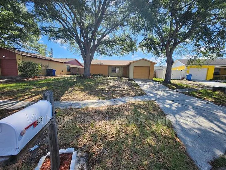 905 Old Field Dr — Photo 1