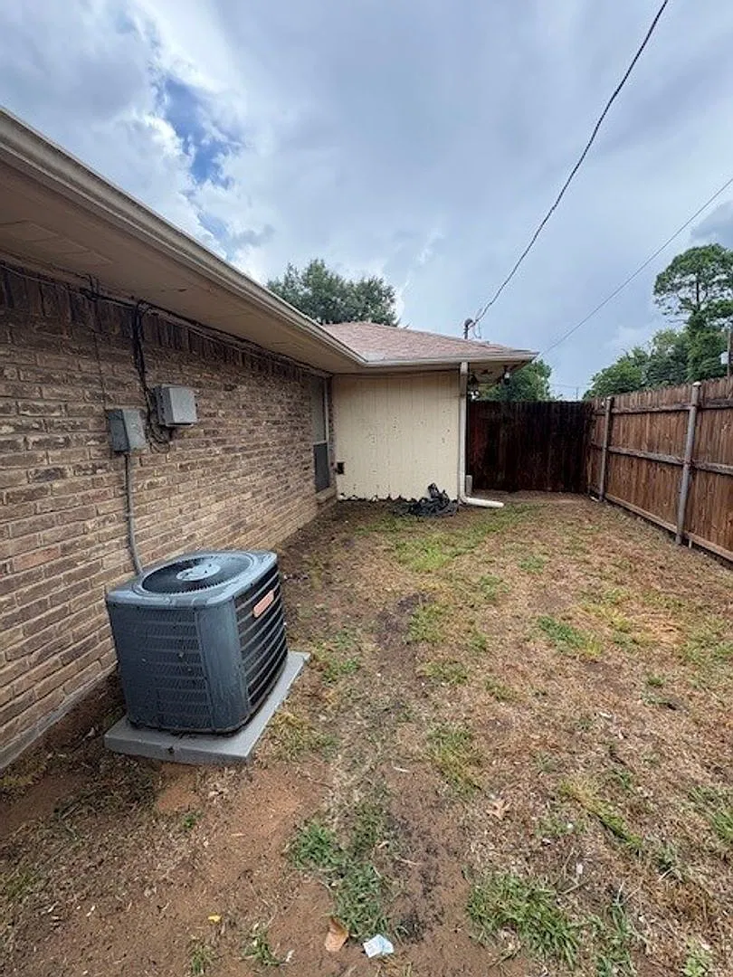 Updated Duplex, 3 Bedrooms & 2 Full Bathrooms with a fenced backyard! — Photo 4