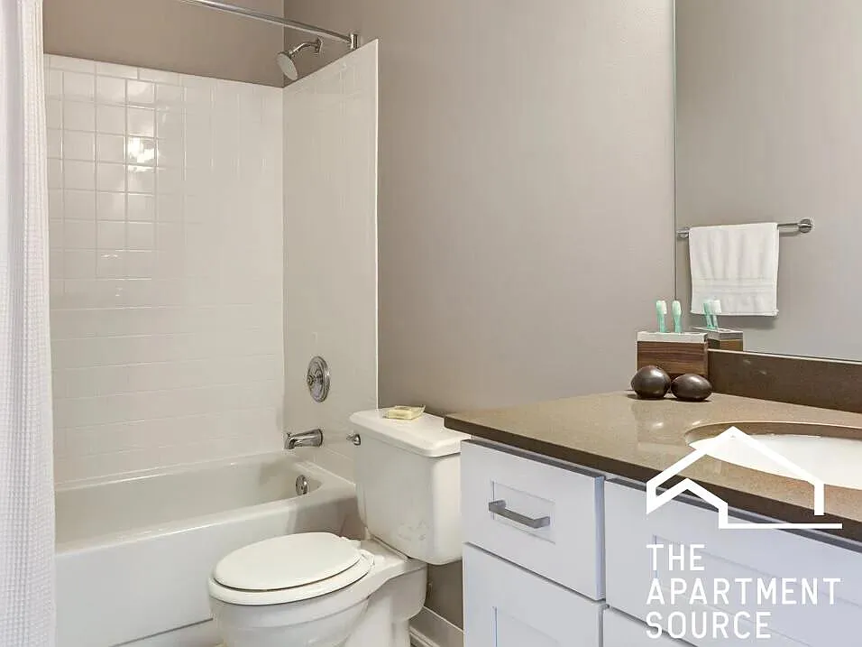 2556 N Clark St — Photo 4