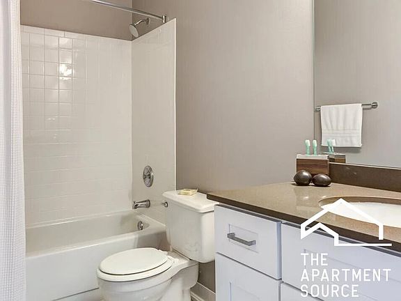 4th image of 2556 N Clark St #305